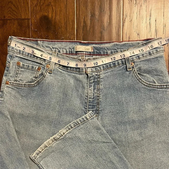 Levi’s Classic Relaxed Bootcut 550 Tapered Light Wash Jeans - Picture 5 of 10